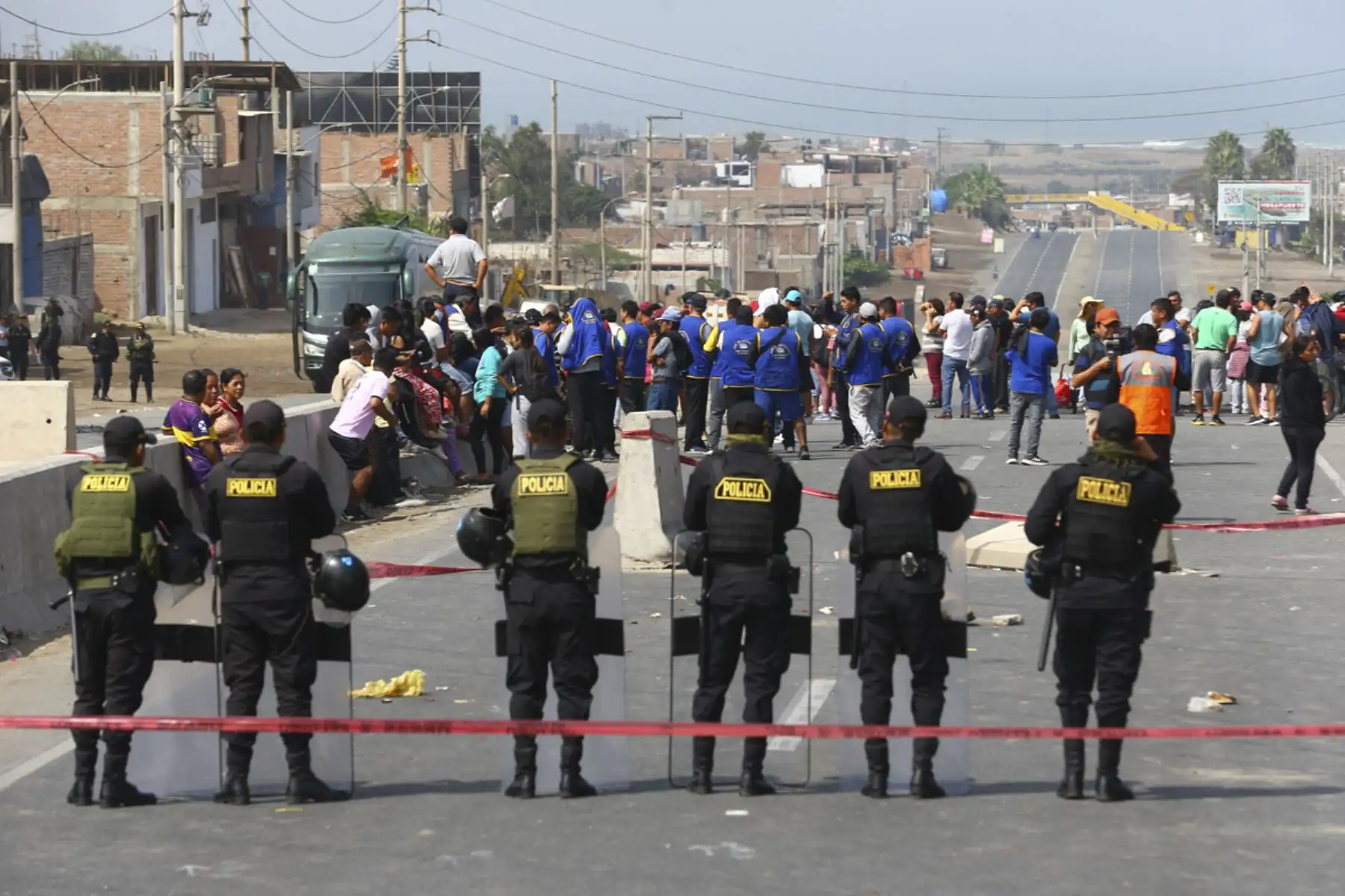Policía Nacional resguarda   la carretera Panamericana Norte, a la altura del kilómetro 80, en el distrito de Chancay, provincia limeña de Huaral, debido al hundimiento de la pista.
Foto: ANDINA/Eddy Ramos