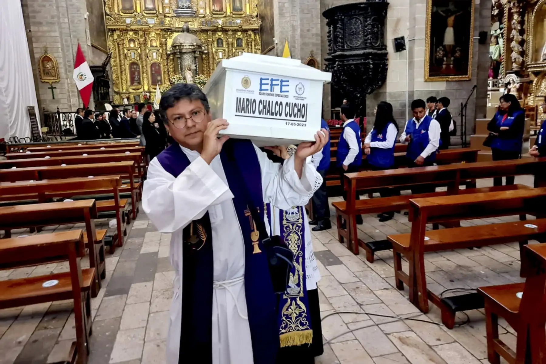 Primera Fiscalía Especializada en Derechos Humanos e Interculturalidad de Ayacucho realizó una ceremonia de restitución digna de restos óseos humanos y elementos asociados de 31 víctimas del periodo de violencia en el Perú, entre 1980 y 2000.

Foto: ANDINA/Difusión