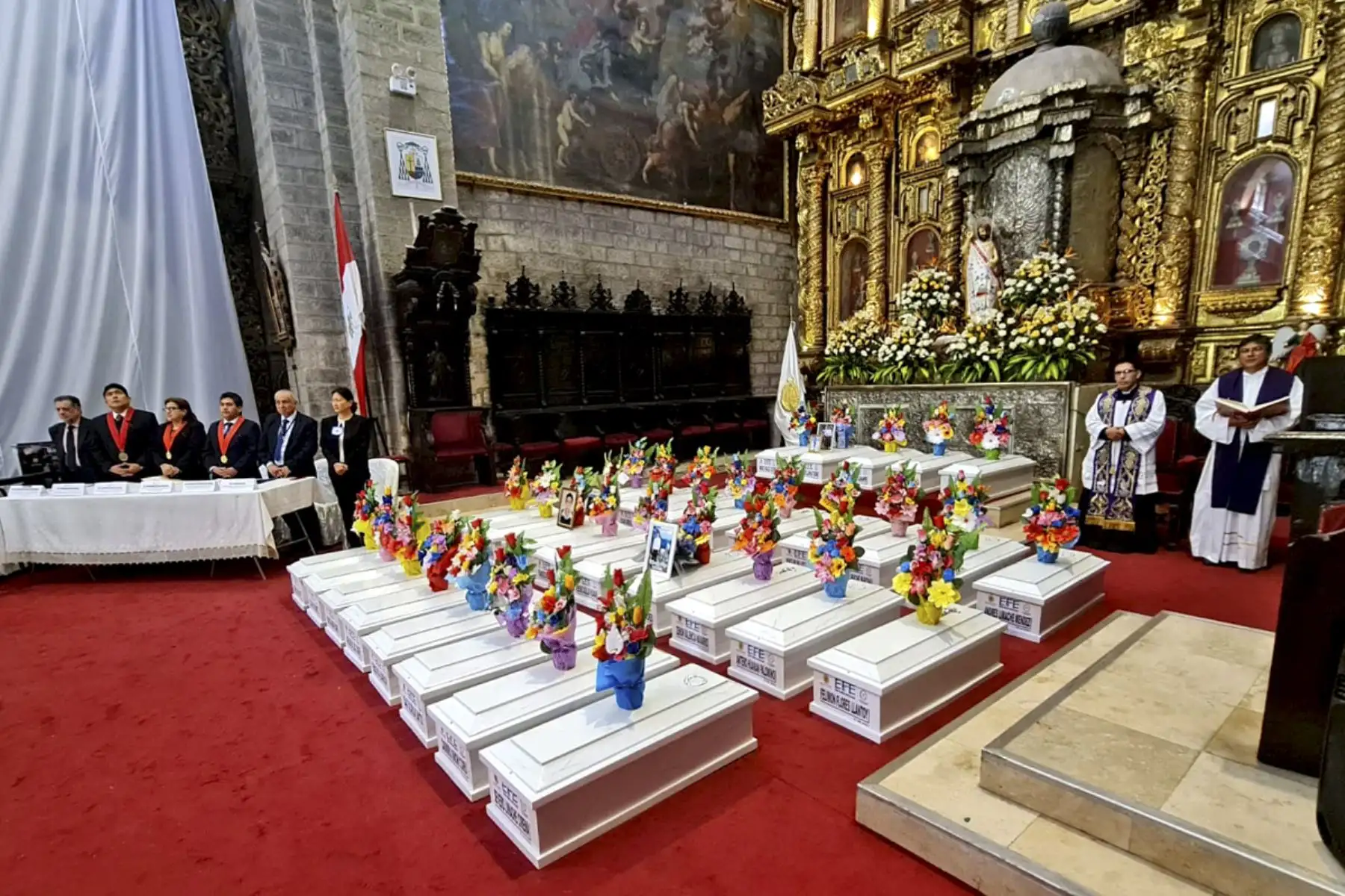 Primera Fiscalía Especializada en Derechos Humanos e Interculturalidad de Ayacucho realizó una ceremonia de restitución digna de restos óseos humanos y elementos asociados de 31 víctimas del periodo de violencia en el Perú, entre 1980 y 2000.

Foto: ANDINA/Difusión