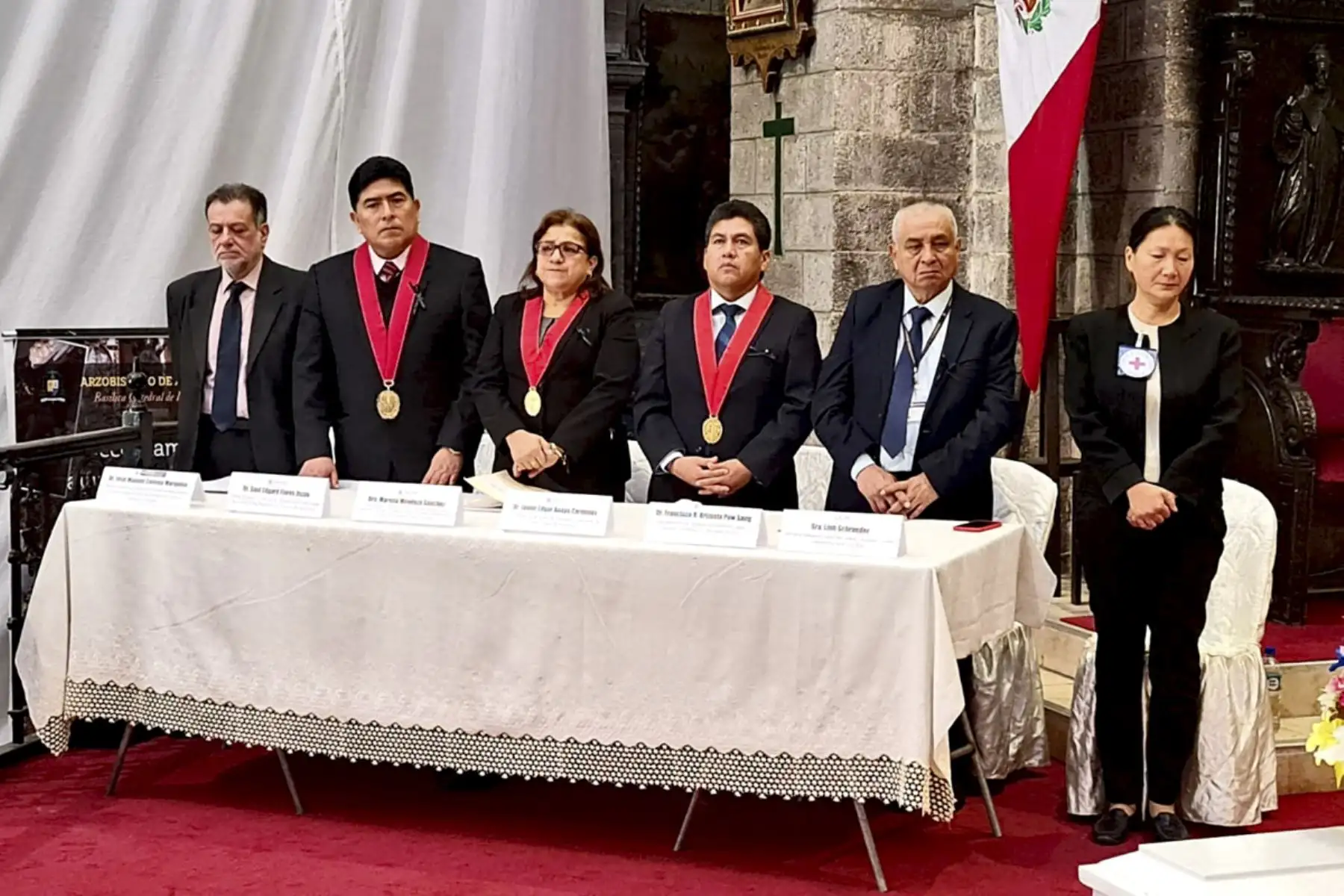 Primera Fiscalía Especializada en Derechos Humanos e Interculturalidad de Ayacucho realizó una ceremonia de restitución digna de restos óseos humanos y elementos asociados de 31 víctimas del periodo de violencia en el Perú, entre 1980 y 2000.

Foto: ANDINA/Difusión
