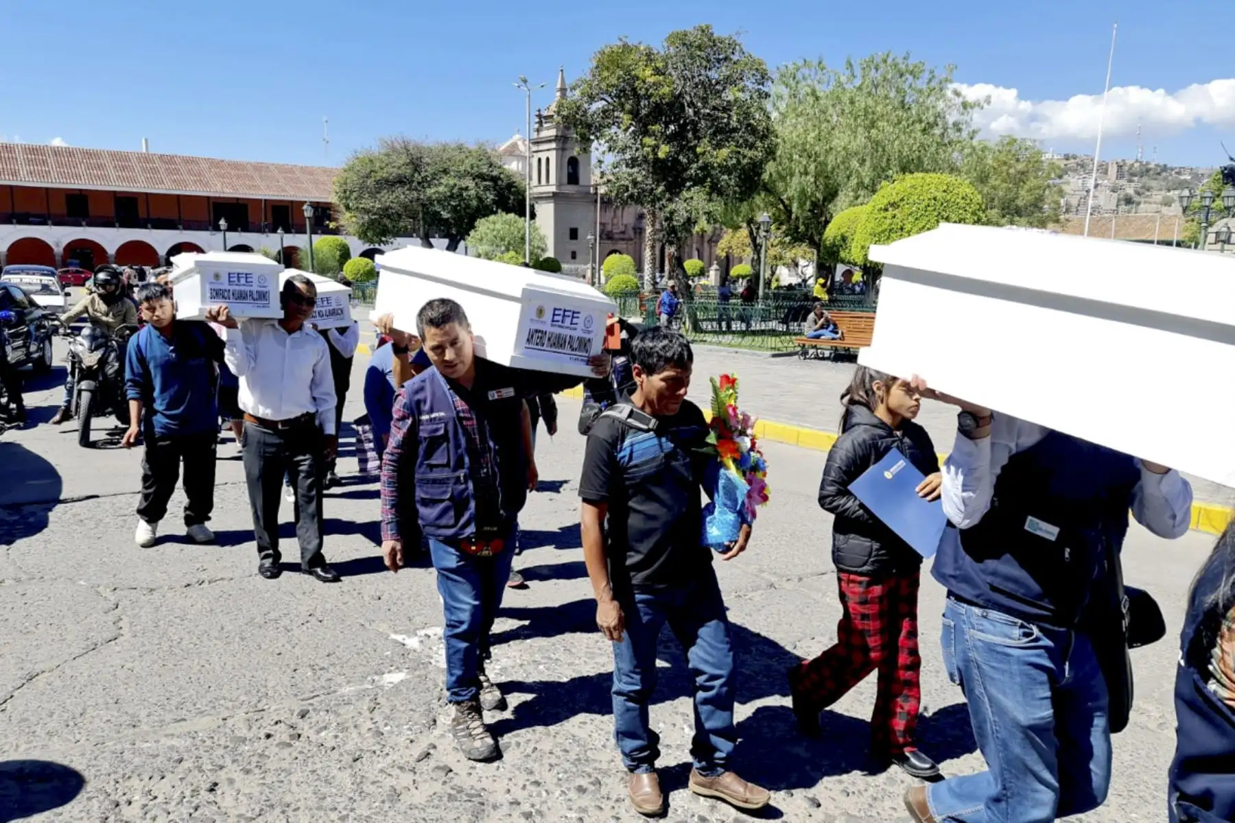 Primera Fiscalía Especializada en Derechos Humanos e Interculturalidad de Ayacucho realizó una ceremonia de restitución digna de restos óseos humanos y elementos asociados de 31 víctimas del periodo de violencia en el Perú, entre 1980 y 2000.

Foto: ANDINA/Difusión