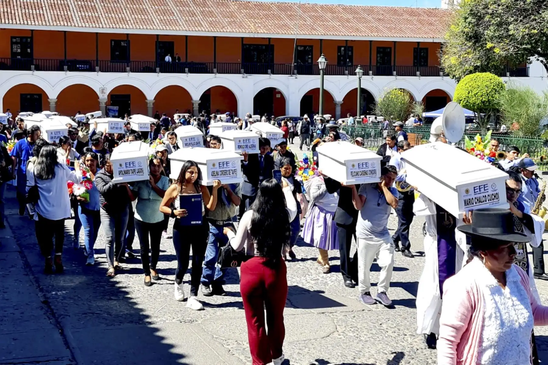 Primera Fiscalía Especializada en Derechos Humanos e Interculturalidad de Ayacucho realizó una ceremonia de restitución digna de restos óseos humanos y elementos asociados de 31 víctimas del periodo de violencia en el Perú, entre 1980 y 2000.

Foto: ANDINA/Difusión