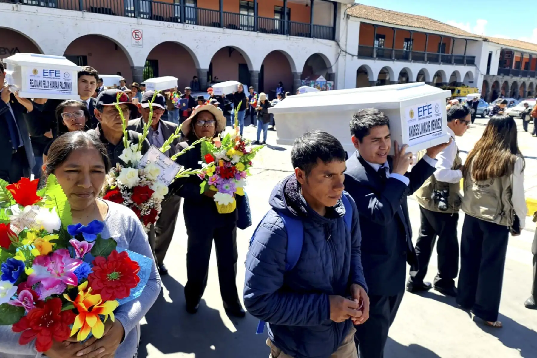 Primera Fiscalía Especializada en Derechos Humanos e Interculturalidad de Ayacucho realizó una ceremonia de restitución digna de restos óseos humanos y elementos asociados de 31 víctimas del periodo de violencia en el Perú, entre 1980 y 2000.

Foto: ANDINA/Difusión