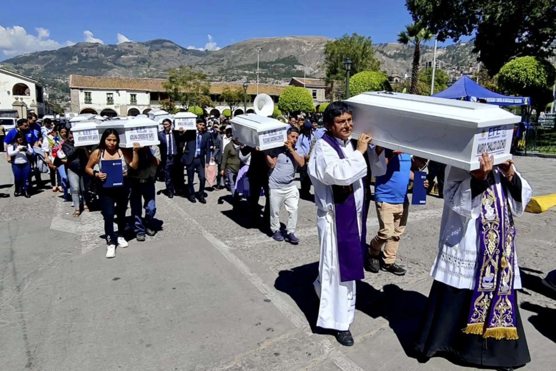 Primera Fiscalía Especializada en Derechos Humanos e Interculturalidad de Ayacucho realizó una ceremonia de restitución digna de restos óseos humanos y elementos asociados de 31 víctimas del periodo de violencia en el Perú, entre 1980 y 2000.

Foto: ANDINA/Difusiónv