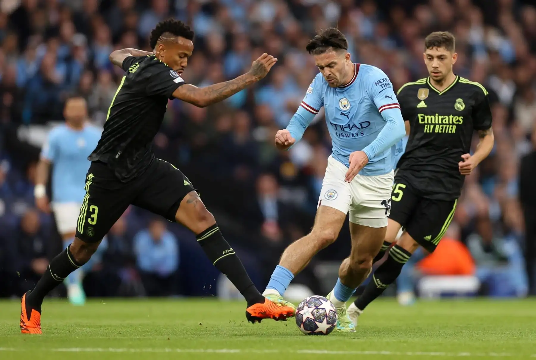 Jack Grealish del Manchester City en acción contra Eder Militao y Federico Valverde del Real Madrid durante las semifinales de la Liga de Campeones de la UEFA, partido de fútbol de vuelta entre el Manchester City y el Real Madrid en Manchester, Gran Bretaña, el 17 de mayo de 2023.
Foto: EFE