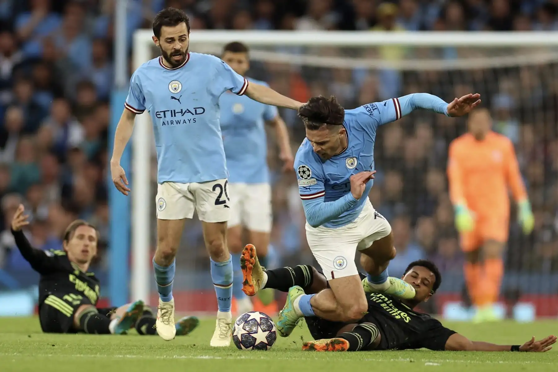 Jack Grealish del Manchester City es abordado por Rodrygo del Real Madrid durante las semifinales de la Liga de Campeones de la UEFA, partido de fútbol de vuelta entre el Manchester City y el Real Madrid en Manchester, Gran Bretaña, el 17 de mayo de 2023.
Foto: EFE