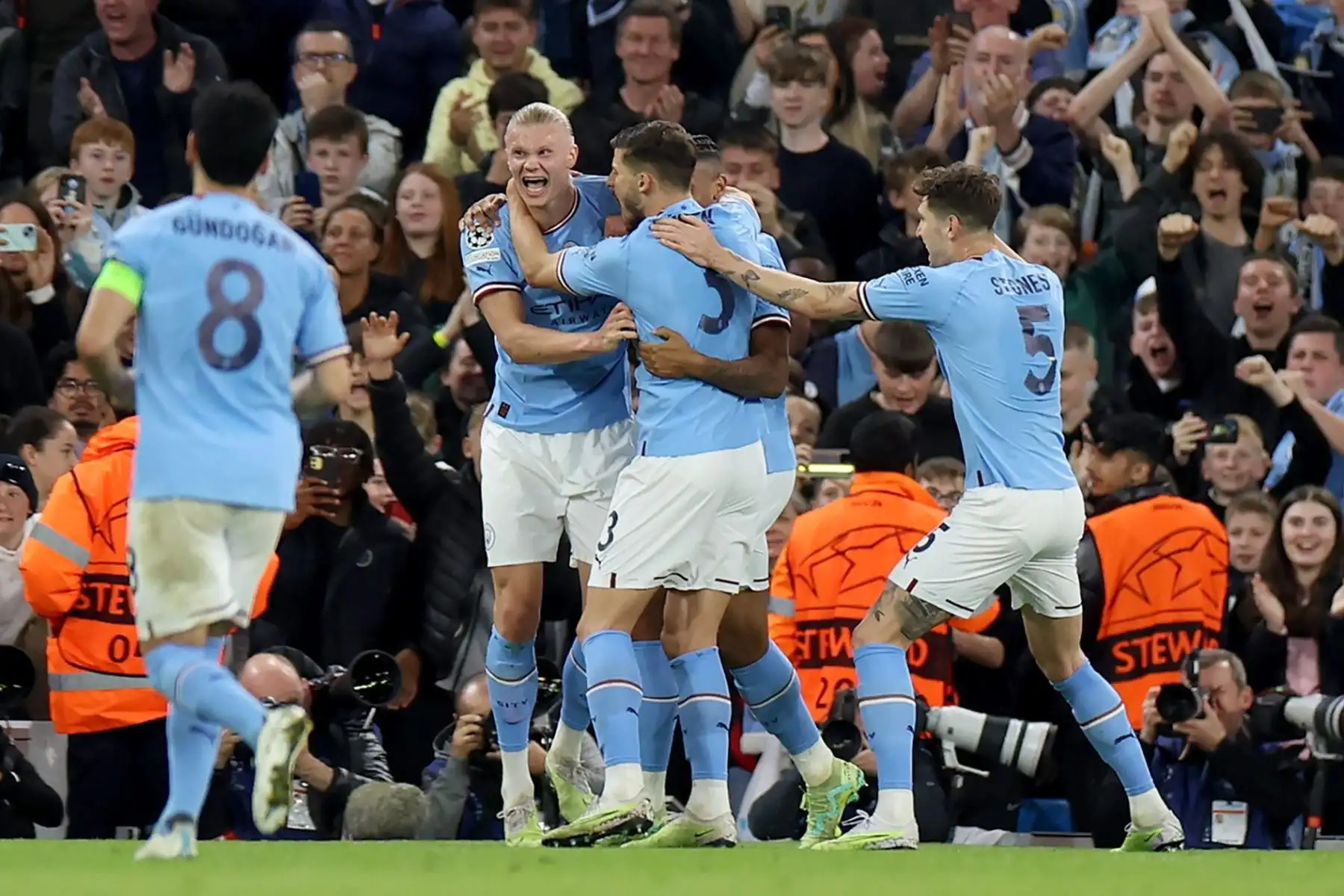 Los jugadores del Manchester City celebran después de ganar 4-0 durante las semifinales de la Liga de Campeones de la UEFA, partido de fútbol de vuelta entre el Manchester City y el Real Madrid en Manchester, Gran Bretaña, el 17 de mayo de 2023.
Foto: EFE