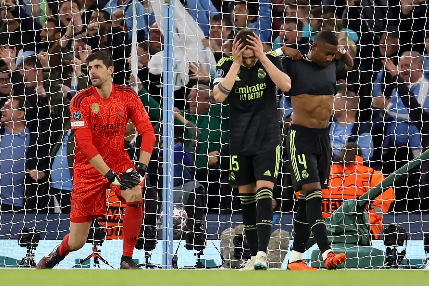 El portero del Real Madrid, Thibaut Courtois, y sus compañeros reaccionan después de que el Manchester City ganara 3-0 durante las semifinales de la Liga de Campeones de la UEFA, partido de fútbol de vuelta entre el Manchester City y el Real Madrid en Manchester, Gran Bretaña, el 17 de mayo de 2023.
Foto: EFE