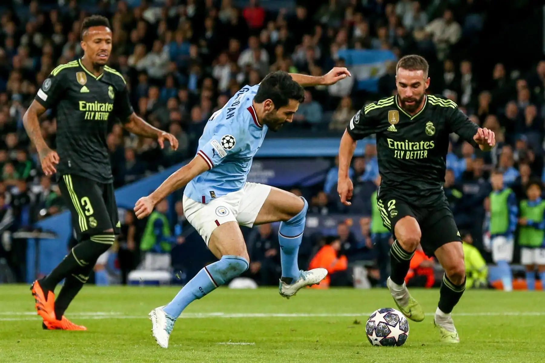 Ilkay Guendogan of Manchester City (C) in action against Dani Carvajal of Real Madrid (R) during the UEFA Champions League semi-finals, 2nd leg soccer match between Manchester City and Real Madrid in Manchester, Britain, 17 May 2023. 
Foto: EFE