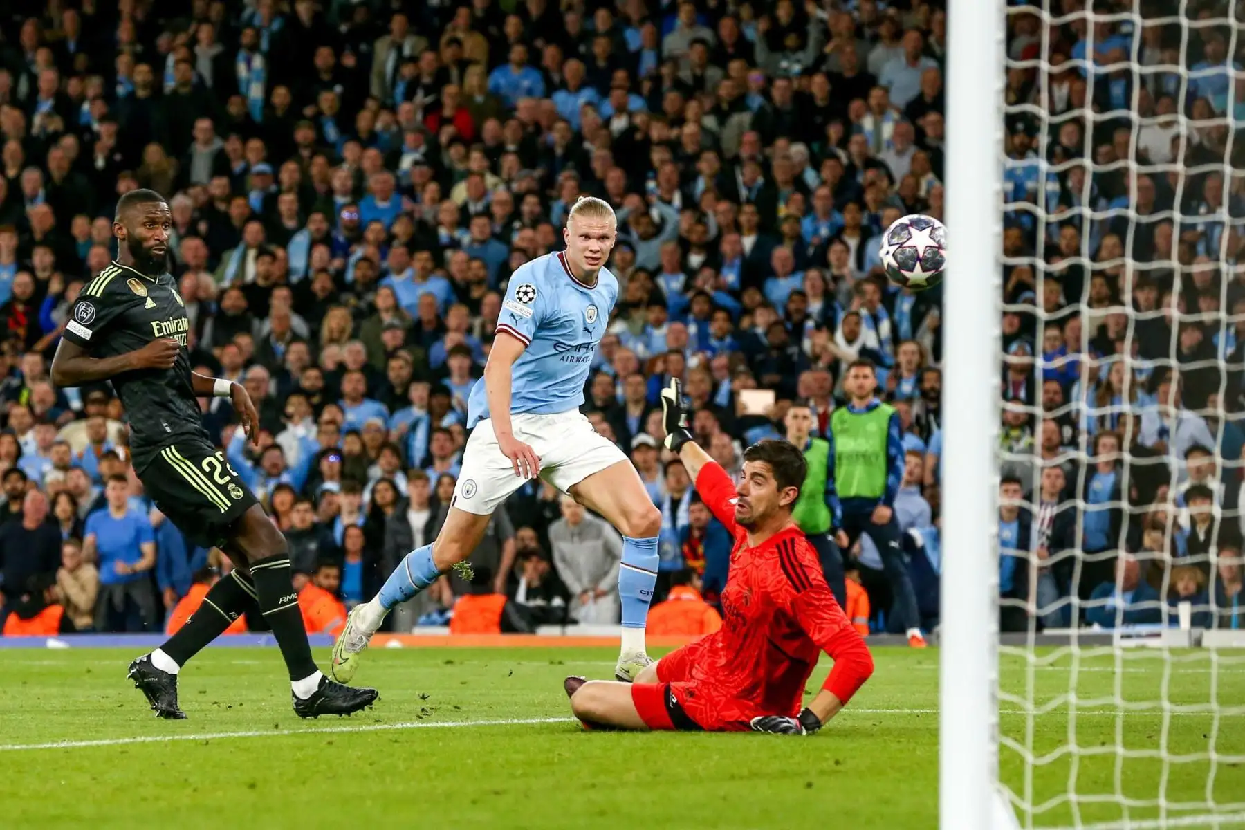 Erling Haaland del Manchester City en acción contra el portero Thibaut Courtois del Real Madrid durante las semifinales de la Liga de Campeones de la UEFA, partido de fútbol de vuelta entre el Manchester City y el Real Madrid en Manchester, Gran Bretaña, el 17 de mayo de 2023.
Foto: EFE