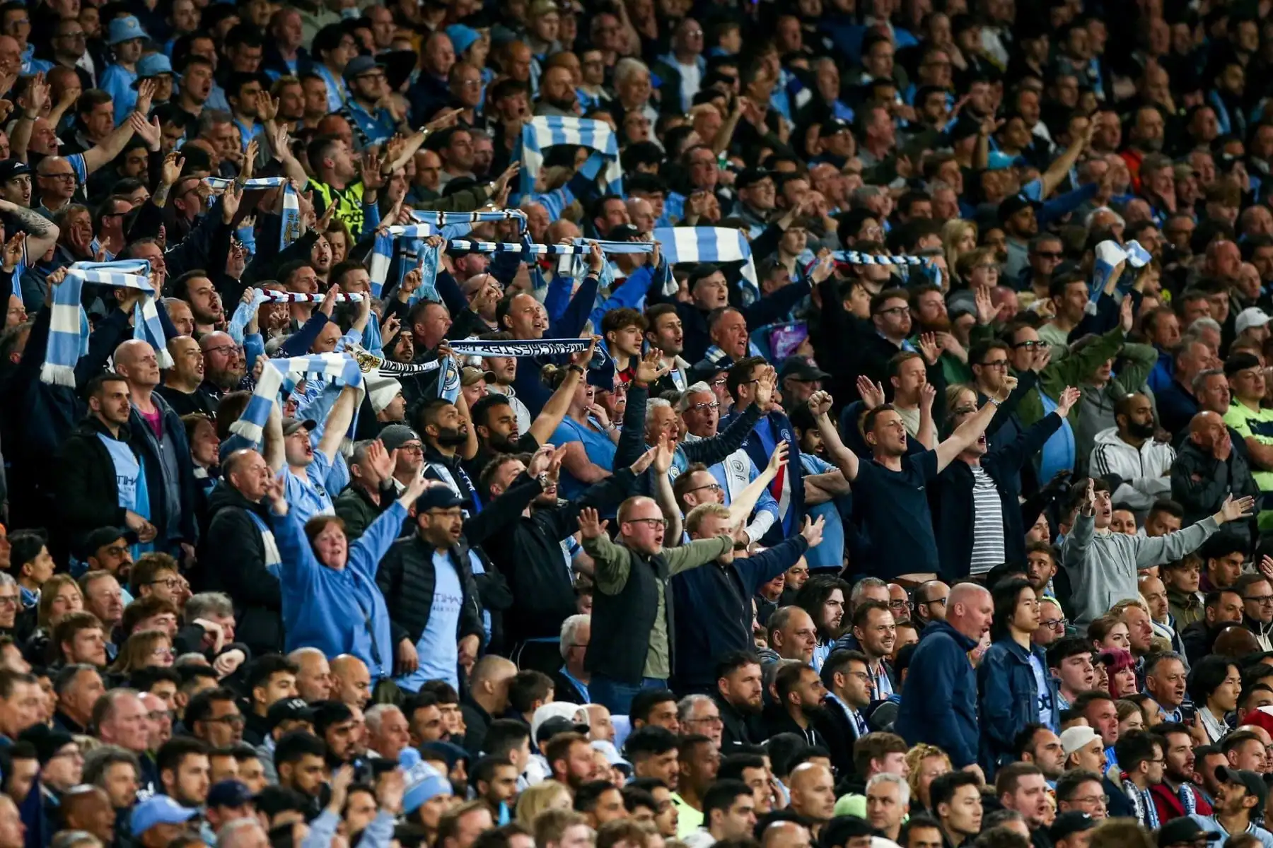 Los fanáticos del Manchester City animan durante las semifinales de la Liga de Campeones de la UEFA, el partido de fútbol de vuelta entre el Manchester City y el Real Madrid en Manchester, Gran Bretaña, el 17 de mayo de 2023.
Foto: EFE