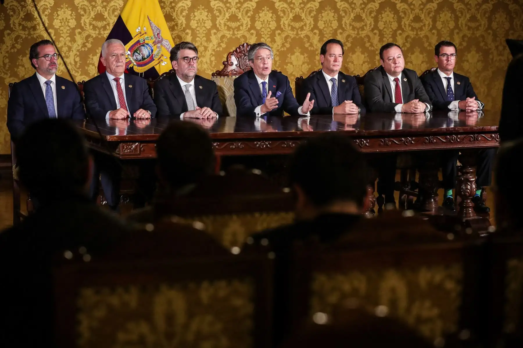 El presidente ecuatoriano Guillermo Lasso, quien enfrenta un proceso de juicio político en el Congreso por presunta corrupción, emitió un decreto el miércoles disolviendo la legislatura. Este movimiento abrupto del presidente significa que se convocarán nuevas elecciones legislativas anticipadas.
Foto: Presidencia Ecuador /AFP