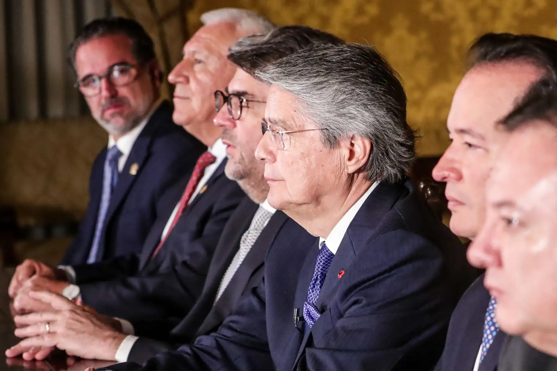 El presidente ecuatoriano Guillermo Lasso, quien enfrenta un proceso de juicio político en el Congreso por presunta corrupción, emitió un decreto el miércoles disolviendo la legislatura. Este movimiento abrupto del presidente significa que se convocarán nuevas elecciones legislativas anticipadas.
Foto: Presidencia Ecuador /AFP