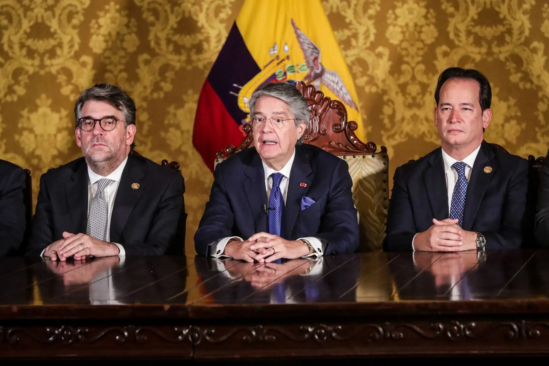El presidente ecuatoriano Guillermo Lasso, quien enfrenta un proceso de juicio político en el Congreso por presunta corrupción, emitió un decreto el miércoles disolviendo la legislatura. Este movimiento abrupto del presidente significa que se convocarán nuevas elecciones legislativas anticipadas.
Foto: Presidencia Ecuador /AFP