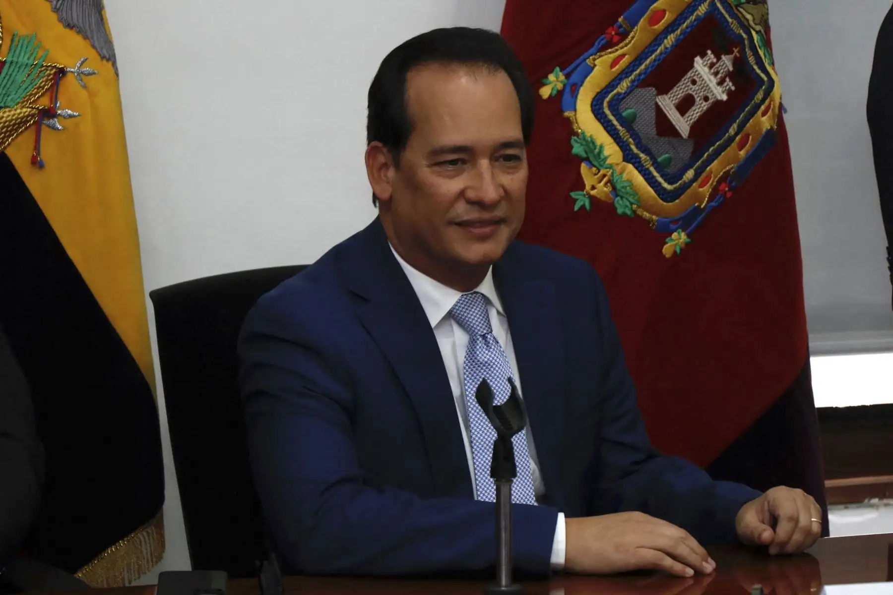 El ministro de Gobierno, Henry Cucalon, brinda una conferencia de prensa luego de que el presidente de Ecuador, Guillermo Lasso, quien enfrenta un proceso de juicio político en el Congreso por presunta corrupción, emitió un decreto para disolver la legislatura en Quito el 17 de mayo de 2023. 
Foto: AFP