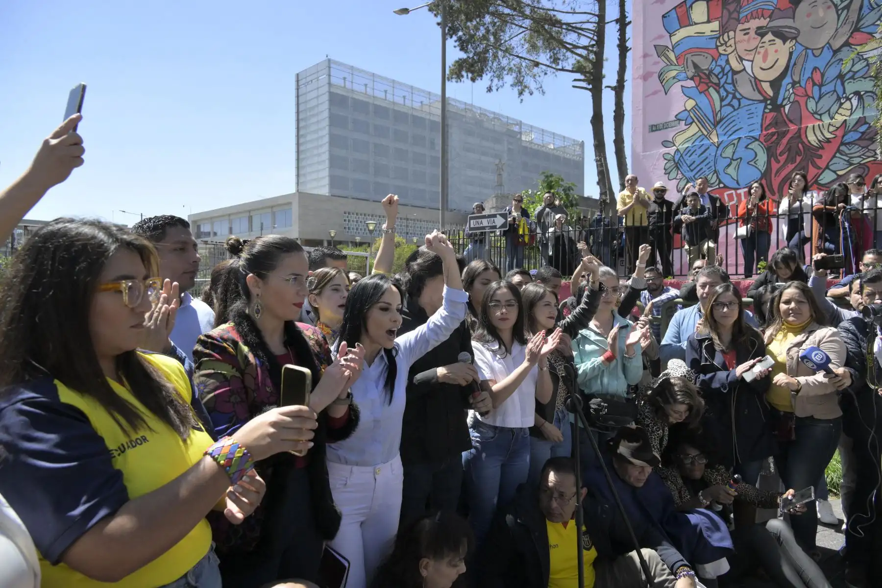 La vicepresidenta de la Asamblea Nacional, Marcela Holguín, corea consignas afuera de la Asamblea Nacional en Quito luego de dar declaraciones tras la disolución del Congreso por parte del presidente Guillermo Lazo.
Foto: AFP