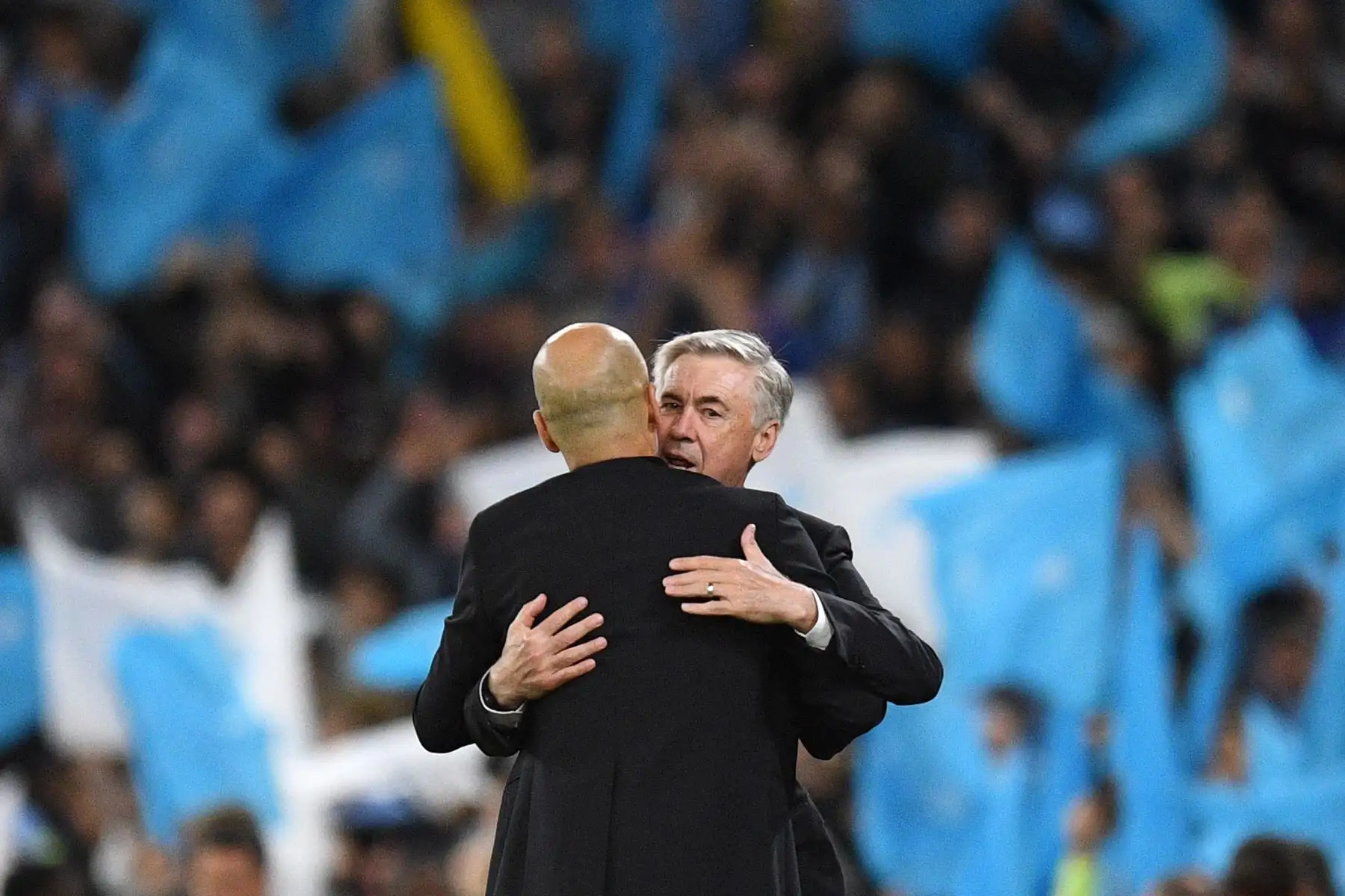 El entrenador italiano del Real Madrid, Carlo Ancelotti, felicita al entrenador español del Manchester City, Pep Guardiola, después del partido de vuelta de la semifinal de la Liga de Campeones de la UEFA entre el Manchester City y el Real Madrid en el estadio Etihad de Manchester, al noroeste de Inglaterra, el 17 de mayo de 2023. 
Foto: AFP