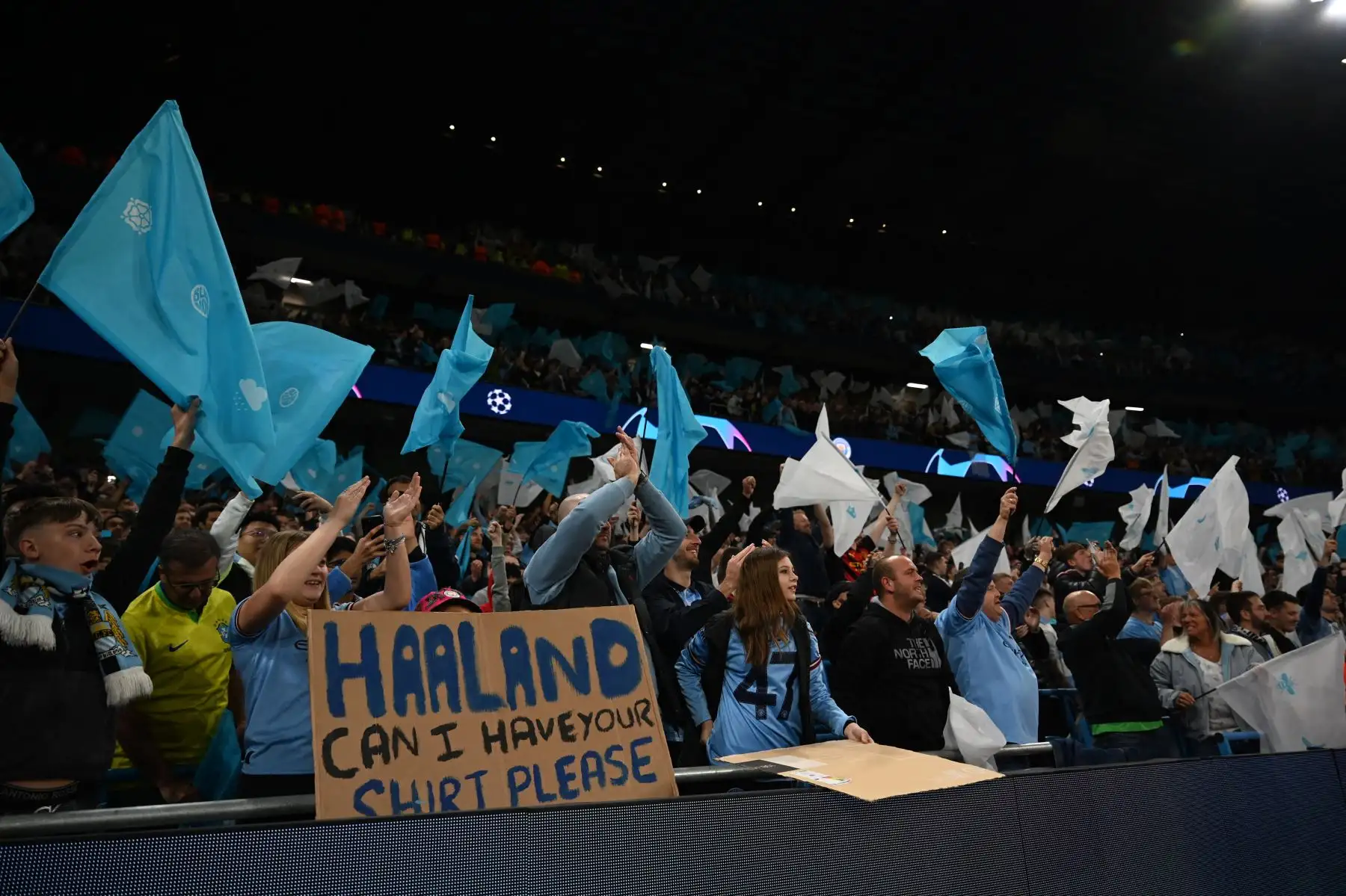 Un aficionado sostiene un cartel pidiendo la camiseta del delantero noruego del Manchester City, Erling Haaland, durante el partido de vuelta de la semifinal de la Liga de Campeones de la UEFA entre el Manchester City y el Real Madrid en el Etihad Stadium de Manchester, al noroeste de Inglaterra, el 17 de mayo de 2023. Manchester City ganó el partido 4-0.
Foto: AFP