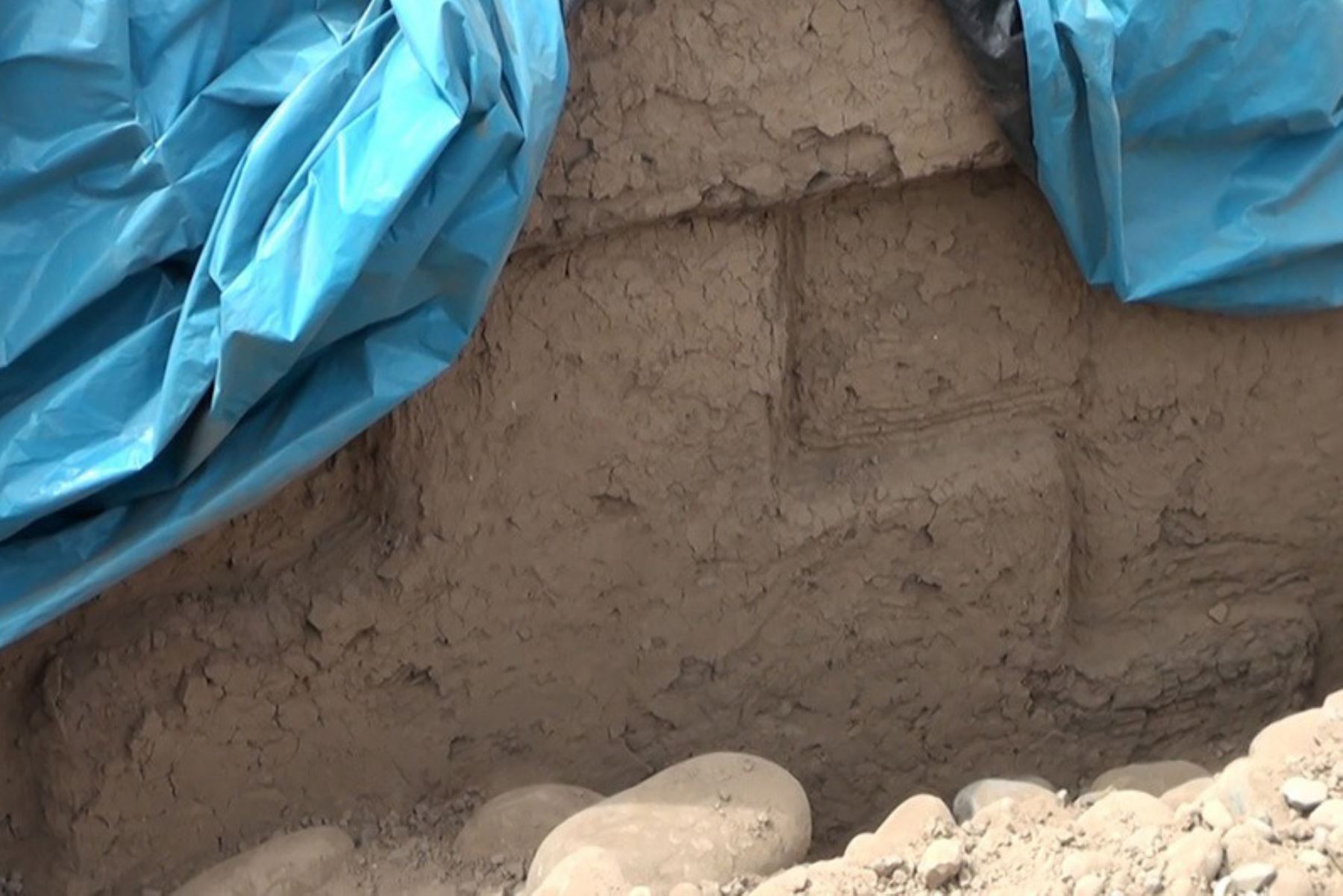 Tras las primeras excavaciones en un muro a medio descubrir, construido a base de piedras y adobes en relieve de barro, fue apareciendo la chakana. Foto: UNMSM