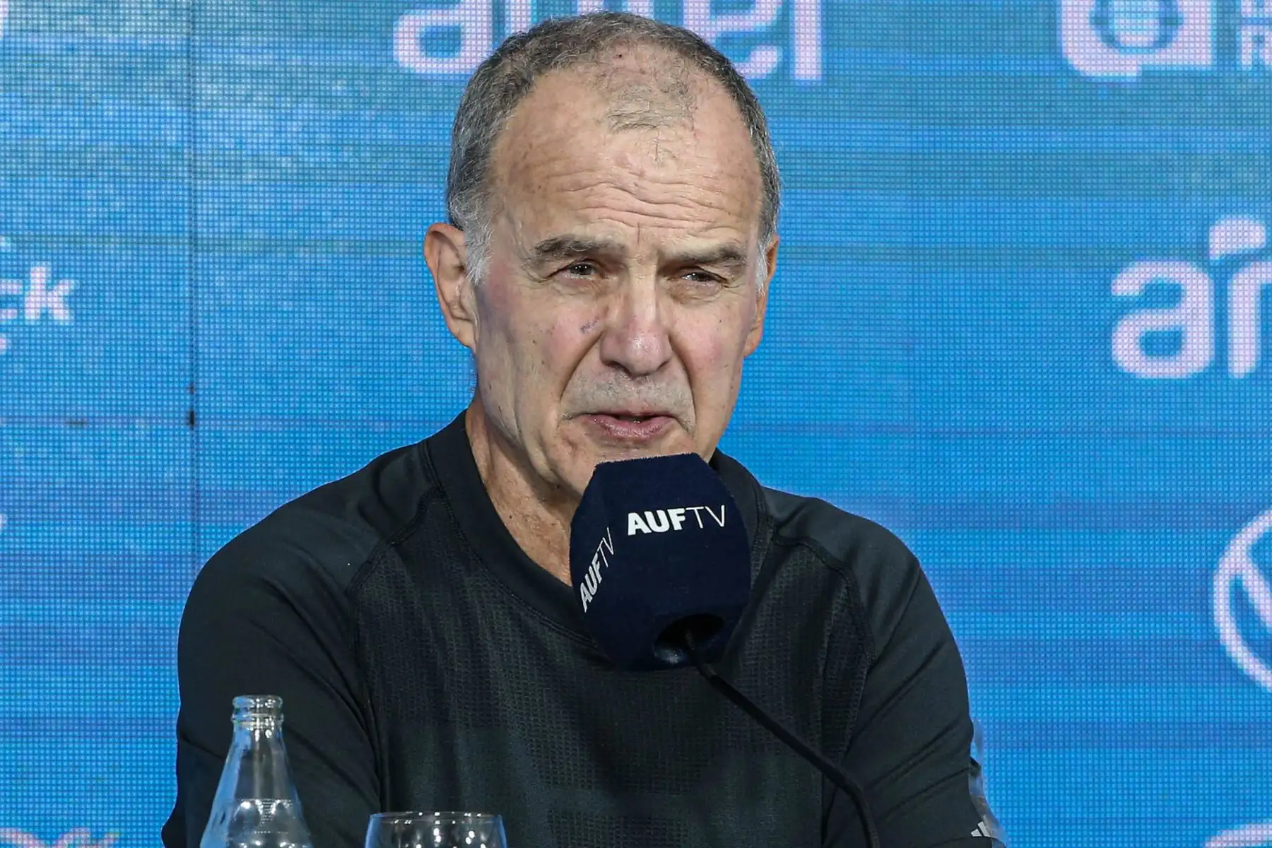 El nuevo entrenador de la selección uruguaya, Marcelo Bielsa, habla durante su presentación oficial hoy en el Estadio Centenario en Montevideo (Uruguay). El argentino Marcelo Bielsa aseguró este miércoles durante su presentación como nuevo seleccionador de Uruguay que no tuvieron que convencerlo para aceptar ese cargo y remarcó que los jugadores y los ciudadanos de ese país fueron "fundamentales" para tomar la decisión.
Foto: EFE