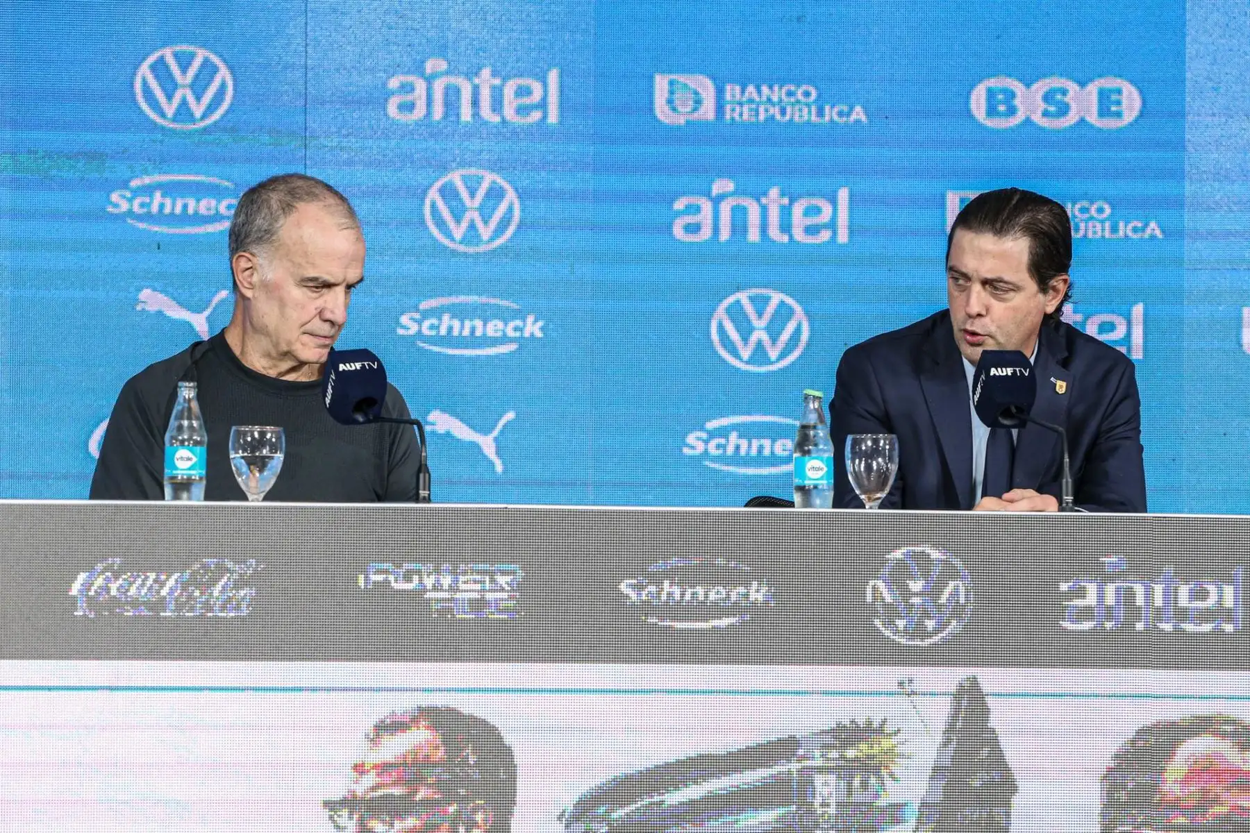 El presidente de la Asociación Uruguaya de Fútbol (AUF), Ignacio Alonso (der.), presenta al nuevo entrenador de la selección uruguaya Marcelo Bielsa, hoy en el Estadio Centenario en Montevideo (Uruguay). El argentino Marcelo Bielsa aseguró este miércoles durante su presentación como nuevo seleccionador de Uruguay que no tuvieron que convencerlo para aceptar ese cargo y remarcó que los jugadores y los ciudadanos de ese país fueron "fundamentales" para tomar la decisión.
Foto: EFE