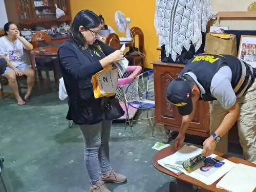 El Ministerio Público y la Policía Nacional ejecutaron megaoperativo en Loreto y desarticularon una organización criminal dedicada al tráfico ilegal de madera. Durante la intervención se detuvo a 19 personas, entre ellas a funcionarios regionales y tres efectivos policiales.