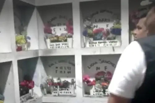 En una vivienda ubicada en la avenida Sebastián Lorente, en Barrios Altos, se halló una réplica de un cementerio, lápidas, fotos y objetos típicos de esa actividad. Foto: captura TV.