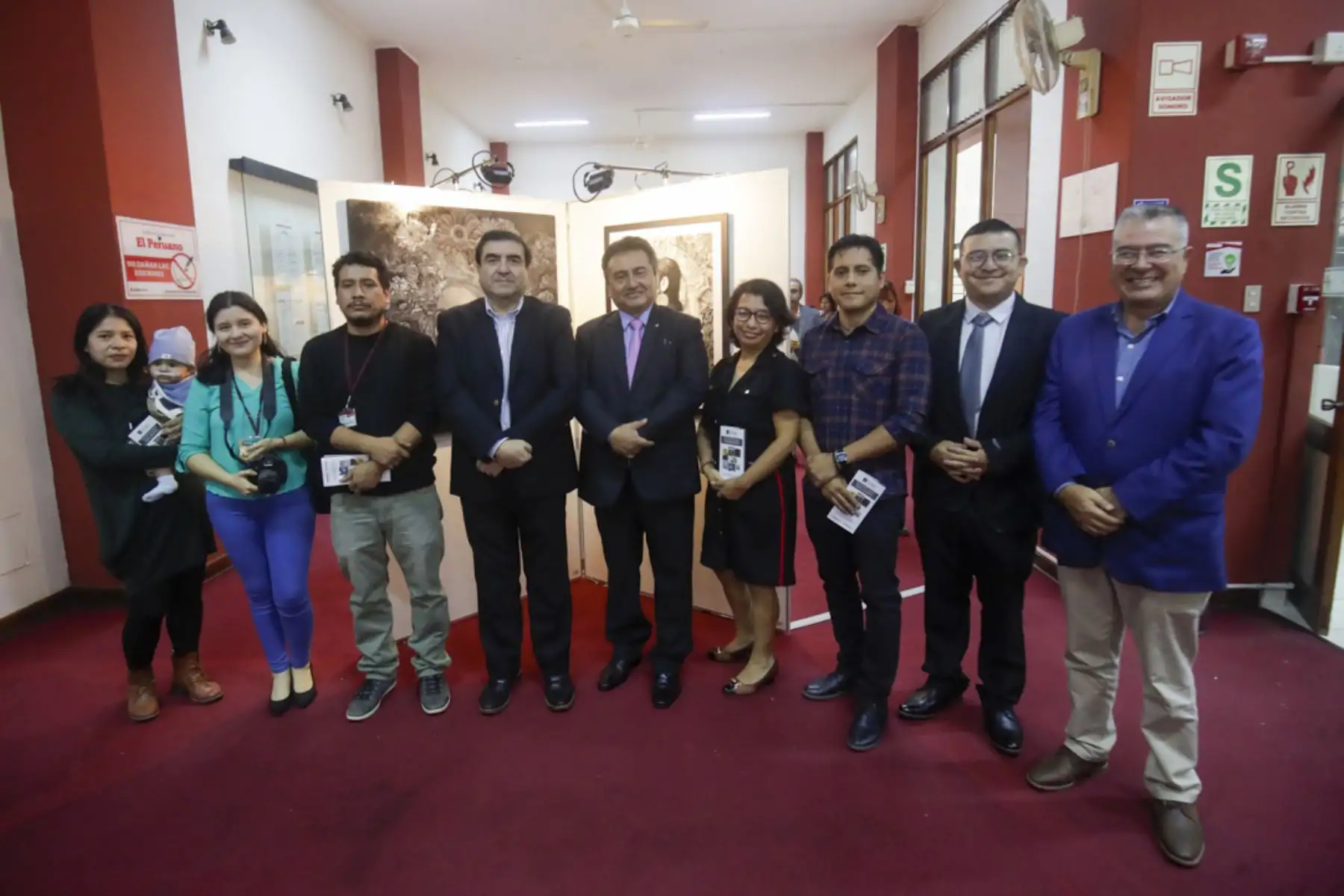 El Director de Medios Periodísticos, Félix Paz, acompañado del Gerente General de Editora Perú, Carlos Vásquez inauguraron hoy la exposición artística "Interpretando Realidades" presentando obras de destacados artistas desarrolladas durante la pandemia

Foto: ANDINA/Juan Carlos Guzmán Negrini