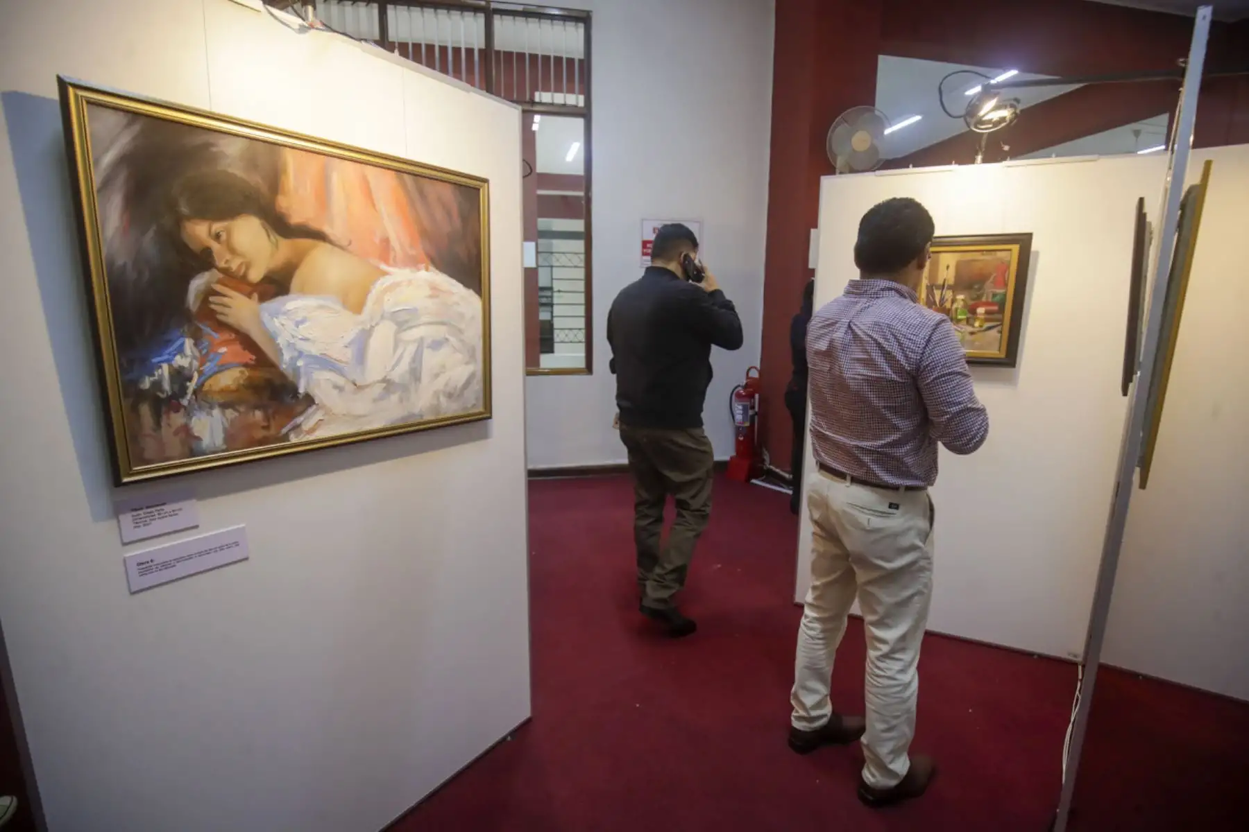 El Director de Medios Periodísticos, Félix Paz, acompañado del Gerente General de Editora Perú, Carlos Vásquez inauguraron hoy la exposición artística "Interpretando Realidades" presentando obras de destacados artistas desarrolladas durante la pandemia

Foto: ANDINA/Juan Carlos Guzmán Negrini