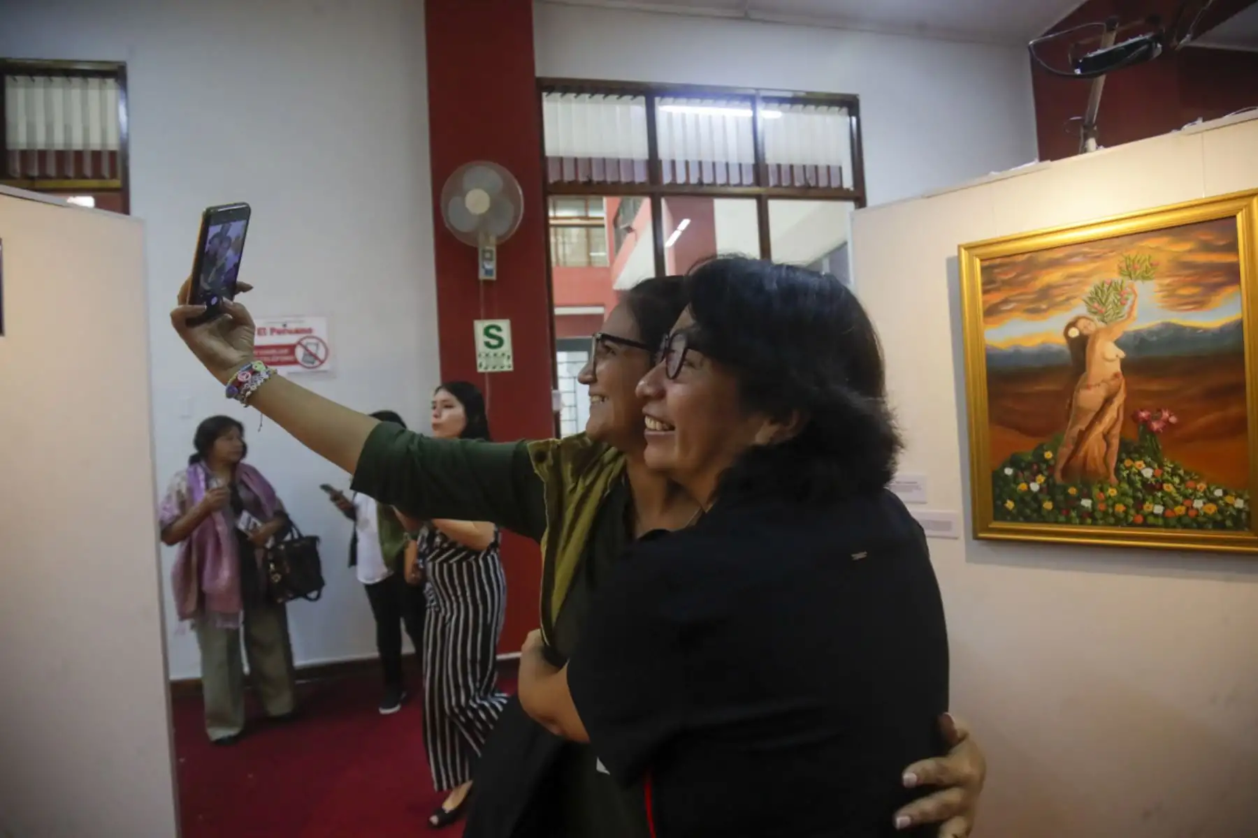 El Director de Medios Periodísticos, Félix Paz, acompañado del Gerente General de Editora Perú, Carlos Vásquez inauguraron hoy la exposición artística "Interpretando Realidades" presentando obras de destacados artistas desarrolladas durante la pandemia

Foto: ANDINA/Juan Carlos Guzmán Negrini