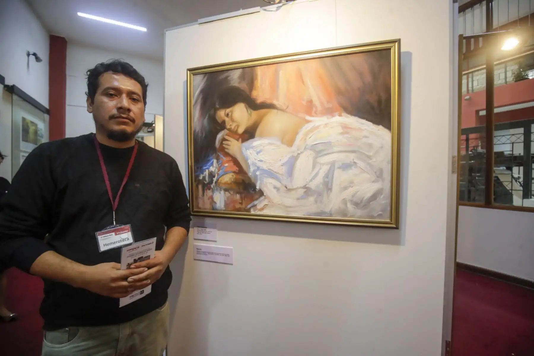 El Director de Medios Periodísticos, Félix Paz, acompañado del Gerente General de Editora Perú, Carlos Vásquez inauguraron hoy la exposición artística "Interpretando Realidades" presentando obras de destacados artistas desarrolladas durante la pandemia

Foto: ANDINA/Juan Carlos Guzmán Negrini