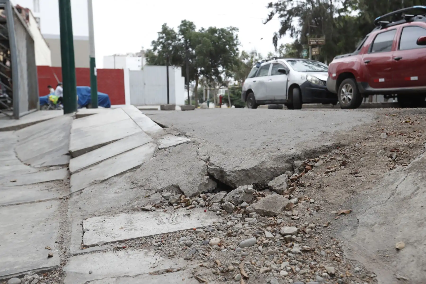 Un desnivel de suelo en el cruce de las calles Los Cuculíes con Los Faisanes en la Urb. Limatambo, en Surquillo, afecta a los vecinos que viven ahí y tienen sus negocios. Foto: ANDINA/Daniel Bracamonte