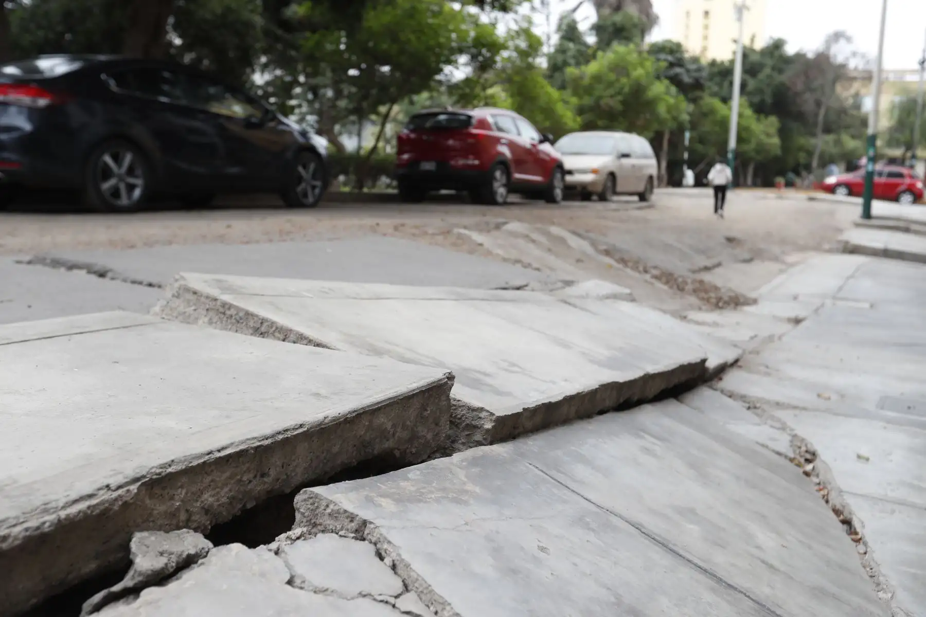 Según los vecinos de la Urb. Limatambo, este problema urbano ya tiene más de 10 años, y algunos señalan que con el pasar del tiempo el terreno desnivelado se ha ido hundiendo aún más. Foto: ANDINA/Daniel Bracamonte