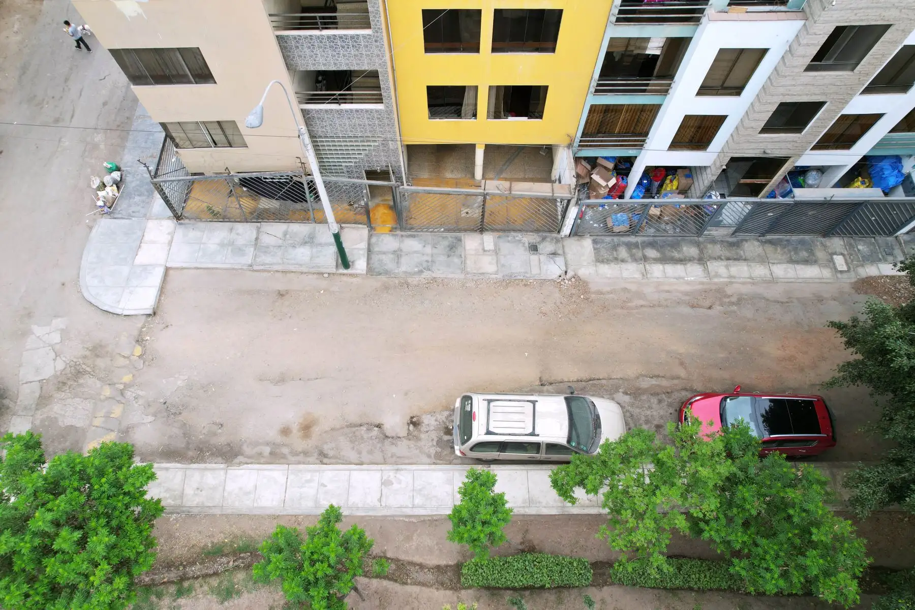 Un desnivel de suelo en el cruce de las calles Los Cuculíes con Los Faisanes en la Urb. Limatambo, en Surquillo, afecta a los vecinos que viven ahí y tienen sus negocios. Foto: ANDINA/Daniel Bracamonte