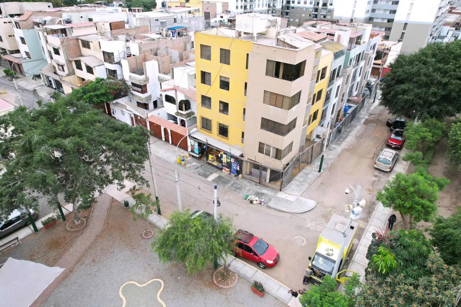 Los vecinos de más edad cuentan que hace unos 70 años la zona afectada de la Urb. Limatambo era un relleno sanitario, ahí funcionaba una chancadora donde se fabricaban y almacenaban materiales de construcción. Posteriormente se construyeron edificios de vivienda, los cuales tienen una antigüedad de entre 40 y 30 años. Foto: ANDINA/Daniel Bracamonte