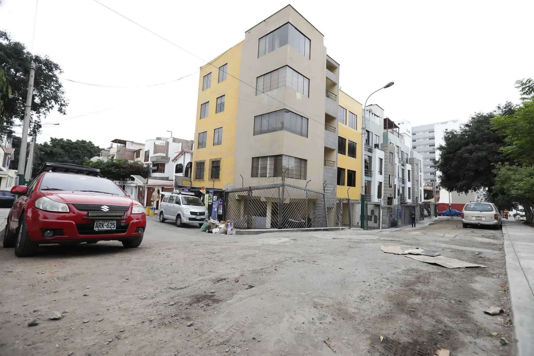 Un desnivel de suelo en el cruce de las calles Los Cuculíes con Los Faisanes en la Urb. Limatambo, en Surquillo, afecta a los vecinos que viven ahí y tienen sus negocios. Foto: ANDINA/Daniel Bracamonte