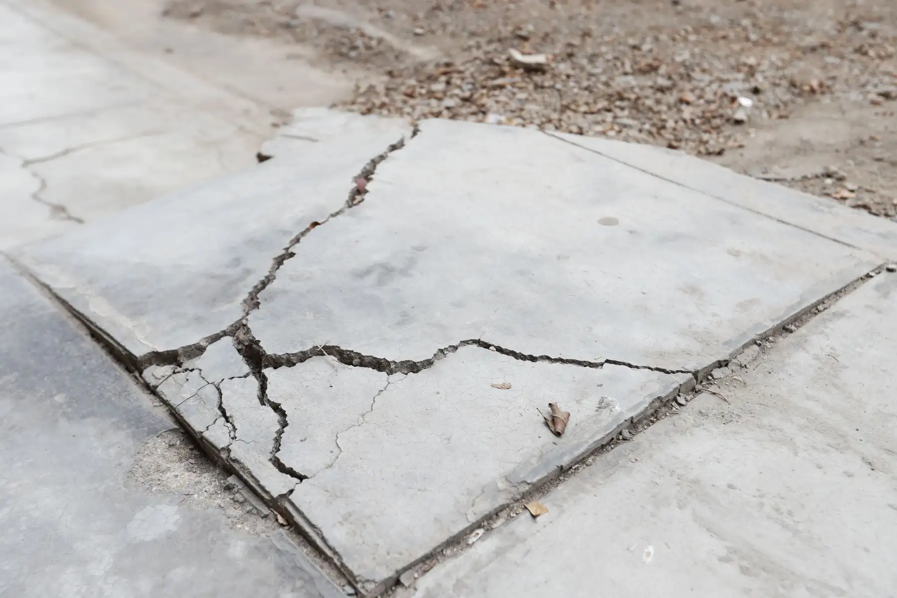 Un desnivel de suelo en el cruce de las calles Los Cuculíes con Los Faisanes en la Urb. Limatambo, en Surquillo, afecta a los vecinos que viven ahí y tienen sus negocios. Foto: ANDINA/Daniel Bracamonte