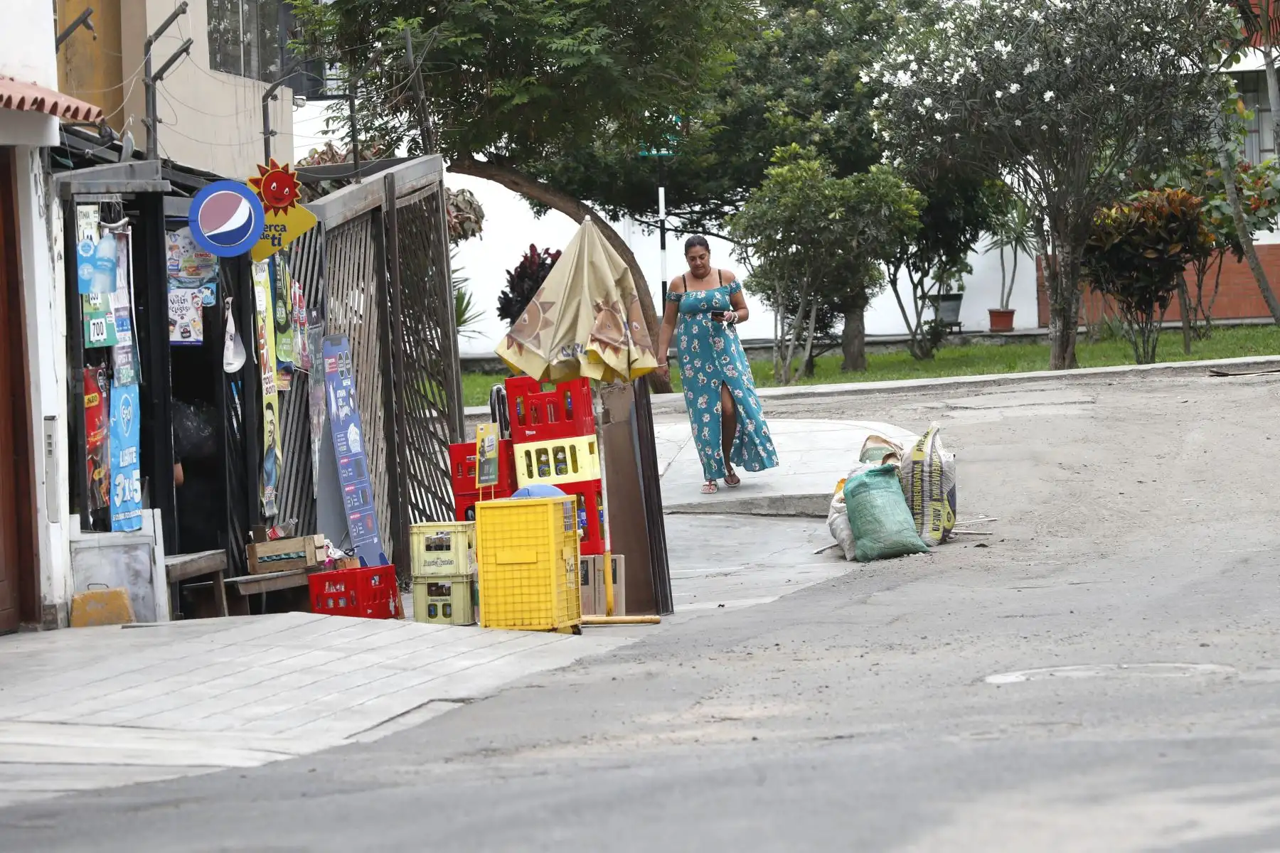 Los vecinos de más edad cuentan que hace unos 70 años la zona afectada de la Urb. Limatambo era un relleno sanitario, ahí funcionaba una chancadora donde se fabricaban y almacenaban materiales de construcción. Posteriormente se construyeron edificios de vivienda, los cuales tienen una antigüedad de entre 40 y 30 años. Foto: ANDINA/Daniel Bracamonte