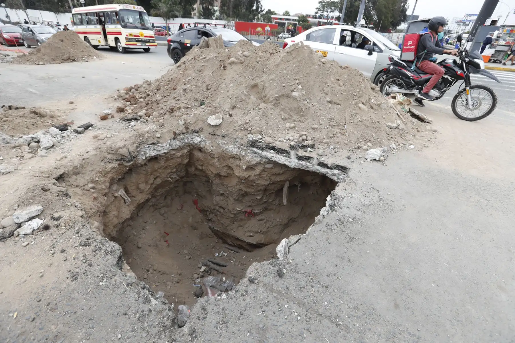 En el cruce de las avenidas La Chalaca con Elmer Faucett en el Callao, se encuentran 3 agujeros de considerable tamaño en la pista, con material de desmonte a su alrededor, los cuales están afectando parcialmente el tránsito vehicular. Foto: ANDINA/Daniel Bracamonte