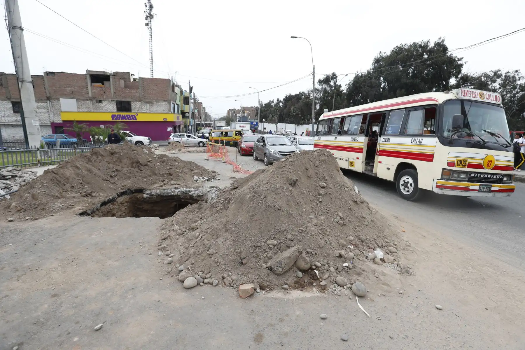 En el cruce de las avenidas La Chalaca con Elmer Faucett en el Callao, se encuentran 3 agujeros de considerable tamaño en la pista, con material de desmonte a su alrededor, los cuales están afectando parcialmente el tránsito vehicular. Foto: ANDINA/Daniel Bracamonte