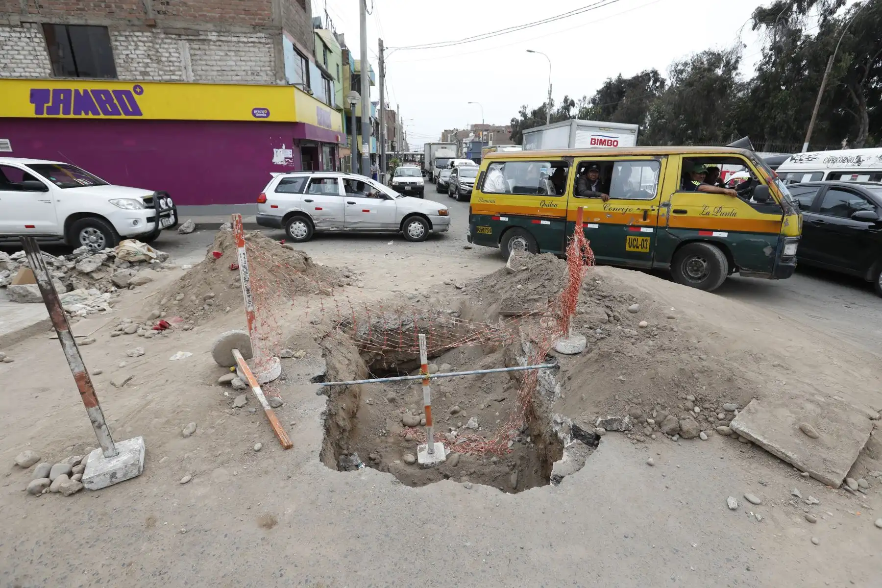 En el cruce de las avenidas La Chalaca con Elmer Faucett en el Callao, se encuentran 3 agujeros de considerable tamaño en la pista, con material de desmonte a su alrededor, los cuales están afectando parcialmente el tránsito vehicular. Foto: ANDINA/Daniel Bracamonte