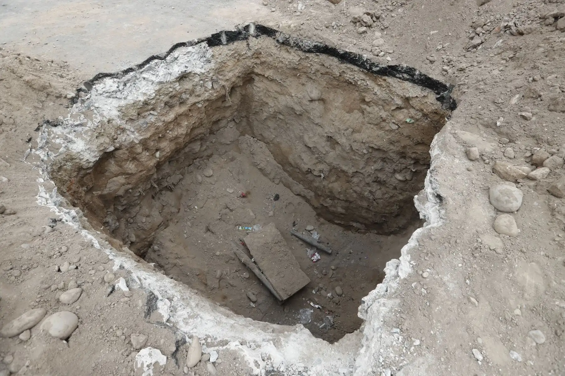 En el cruce de las avenidas La Chalaca con Elmer Faucett en el Callao, se encuentran 3 agujeros de considerable tamaño en la pista, con material de desmonte a su alrededor, los cuales están afectando parcialmente el tránsito vehicular. Foto: ANDINA/Daniel Bracamonte