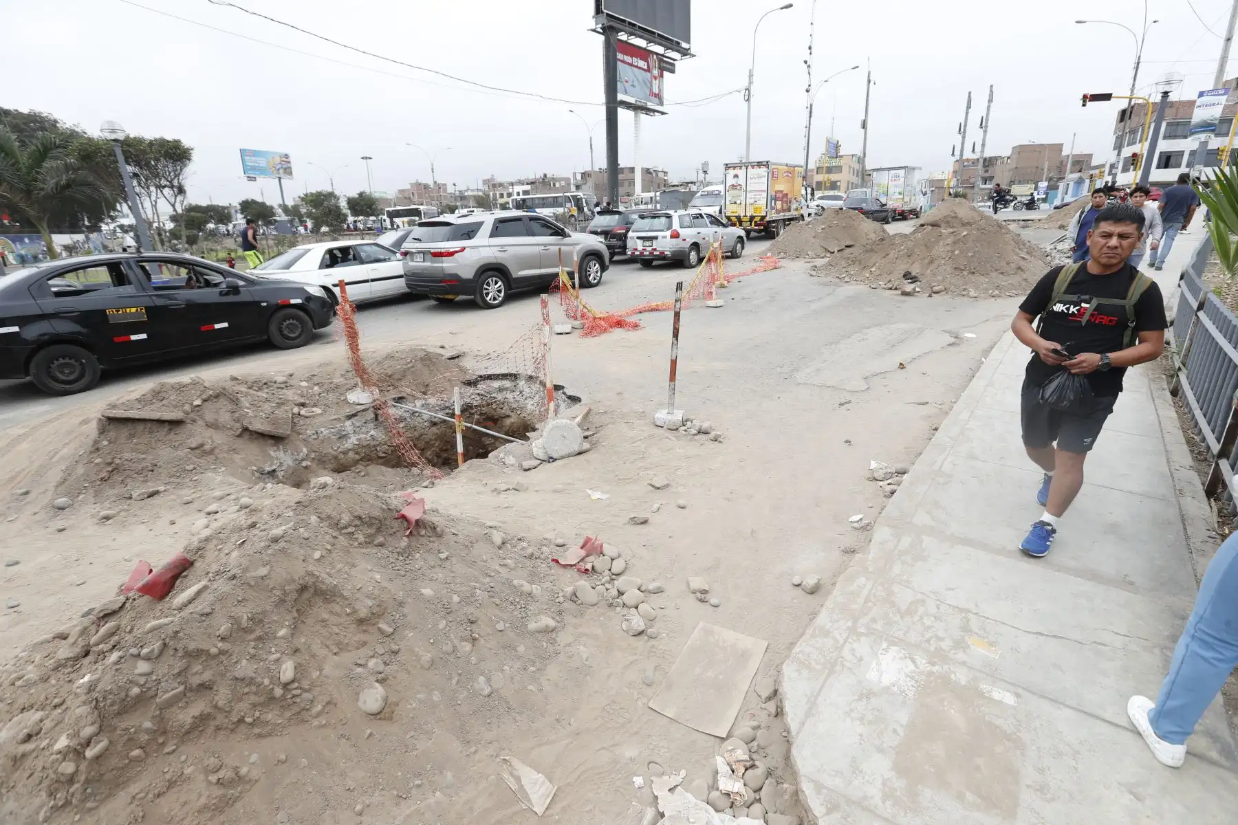 En el cruce de las avenidas La Chalaca con Elmer Faucett en el Callao, se encuentran 3 agujeros de considerable tamaño en la pista, con material de desmonte a su alrededor, los cuales están afectando parcialmente el tránsito vehicular. Foto: ANDINA/Daniel Bracamonte