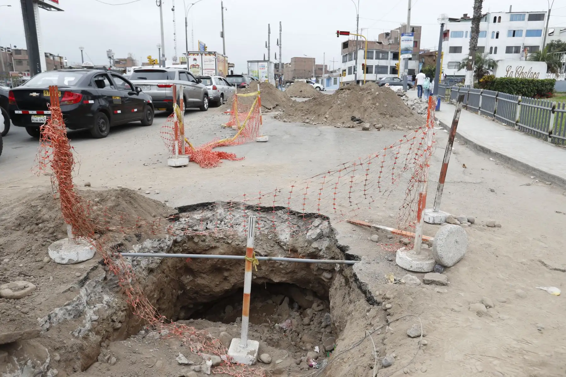 En el cruce de las avenidas La Chalaca con Elmer Faucett en el Callao, se encuentran 3 agujeros de considerable tamaño en la pista, con material de desmonte a su alrededor, los cuales están afectando parcialmente el tránsito vehicular. Foto: ANDINA/Daniel Bracamonte