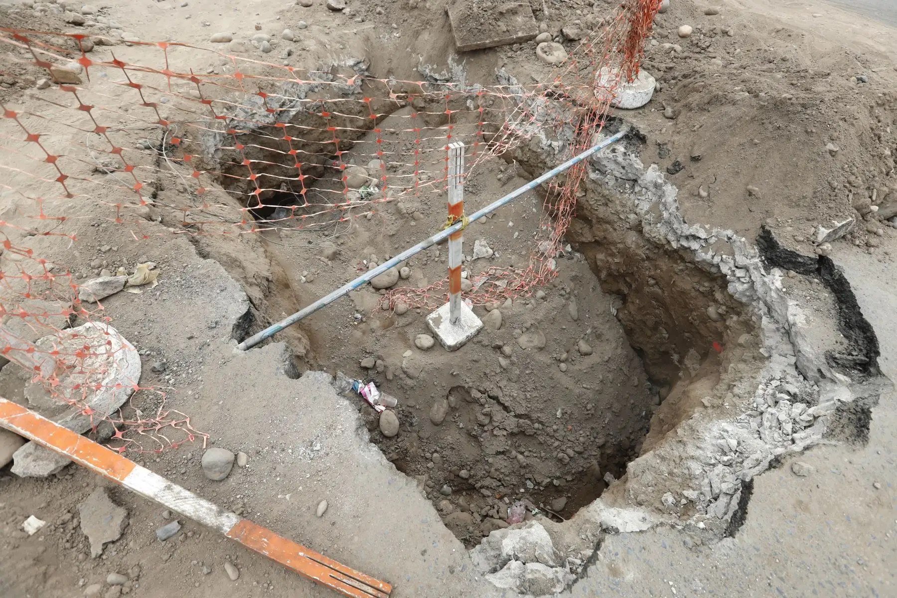 En el cruce de las avenidas La Chalaca con Elmer Faucett en el Callao, se encuentran 3 agujeros de considerable tamaño en la pista, con material de desmonte a su alrededor, los cuales están afectando parcialmente el tránsito vehicular. Foto: ANDINA/Daniel Bracamonte