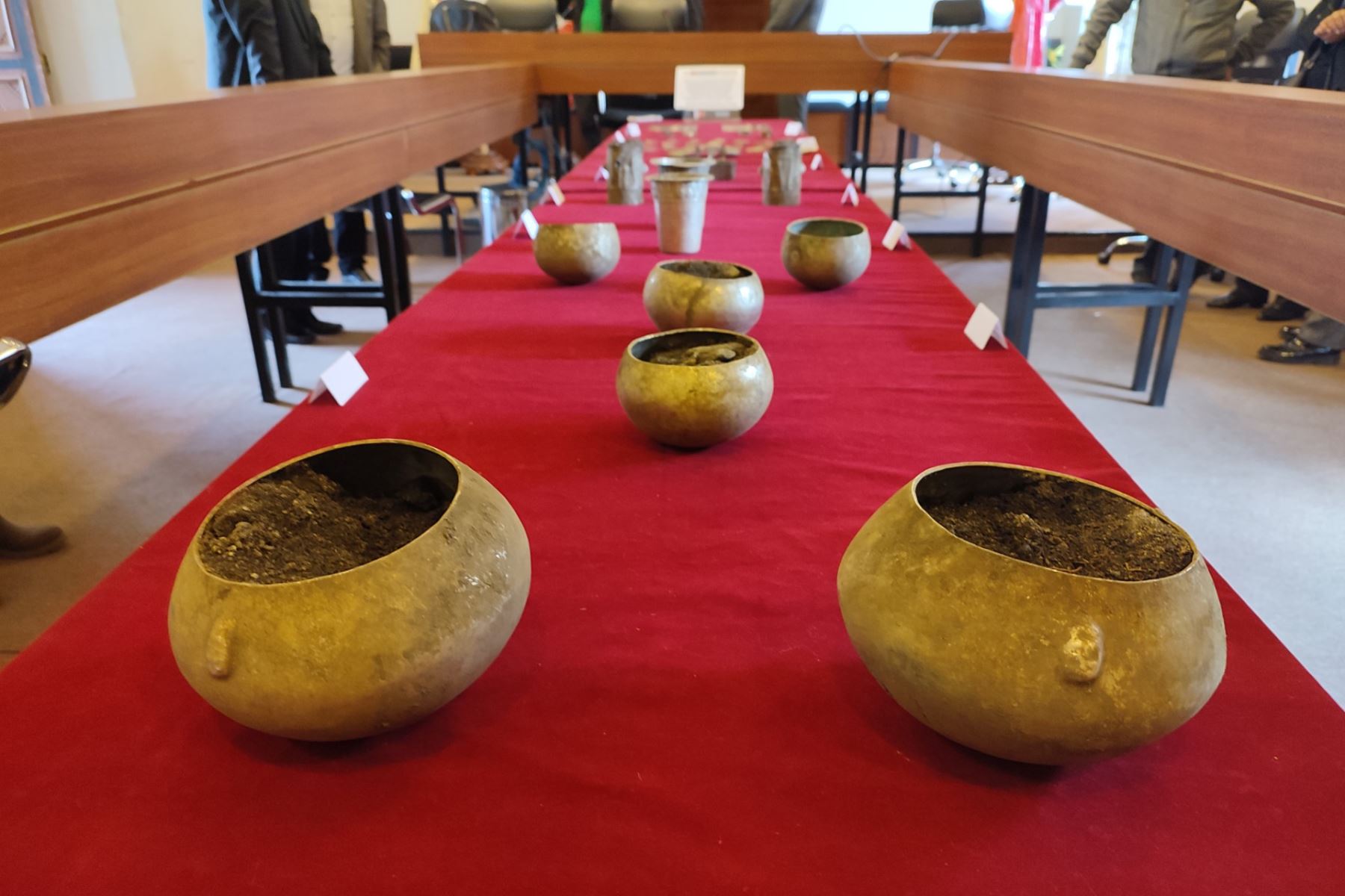 La titular de la DDC Cusco, Maritza Rosa Candia, presentó los 38 objetos metálicos hallados en la zona arqueológica de Yuraq Rumi Ñusta Hispana, en la provincia de La Convención. Foto: DDC Cusco