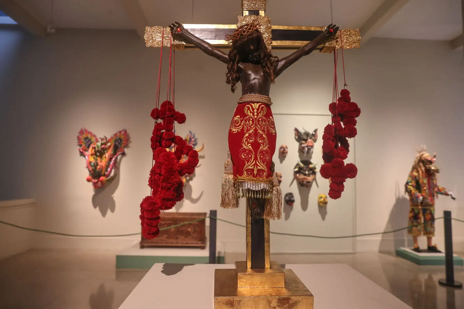 Hoy el mundo celebra el Día Internacional de los Museos, una oportunidad imperdible para recorrer y disfrutar estos espacios culturales, que en el Perú guardan tesoros increíbles. El Museo Nacional de la Cultura Peruana es una parada infaltable dentro del circuito de los museos administrados por el Ministerio de Cultura, que posee la más importante colección pública de las artes populares y tradicionales que expresa las diversas regiones del país.
Foto: ANDINA / Andrés Valle