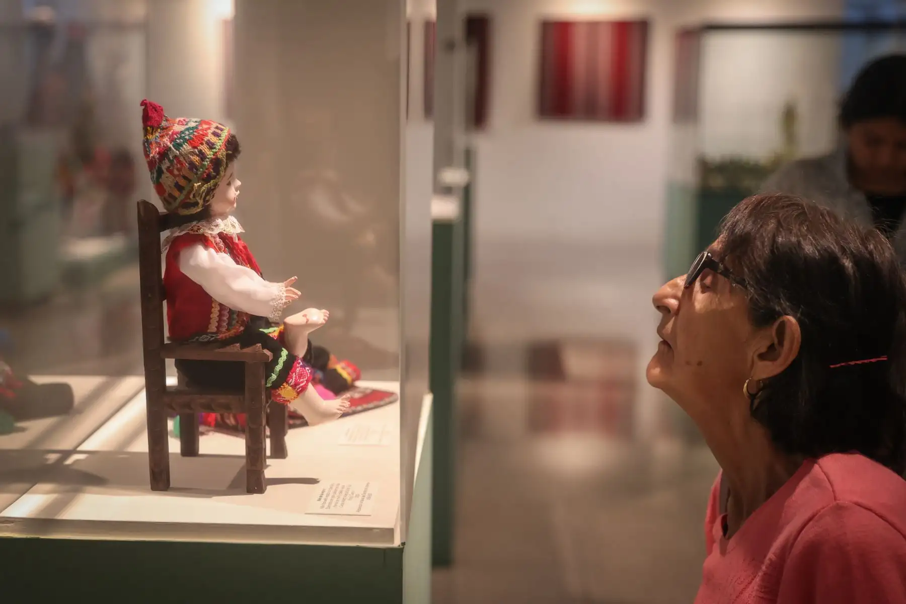 Hoy el mundo celebra el Día Internacional de los Museos, una oportunidad imperdible para recorrer y disfrutar estos espacios culturales, que en el Perú guardan tesoros increíbles. El Museo Nacional de la Cultura Peruana es una parada infaltable dentro del circuito de los museos administrados por el Ministerio de Cultura, que posee la más importante colección pública de las artes populares y tradicionales que expresa las diversas regiones del país.
Foto: ANDINA / Andrés Valle