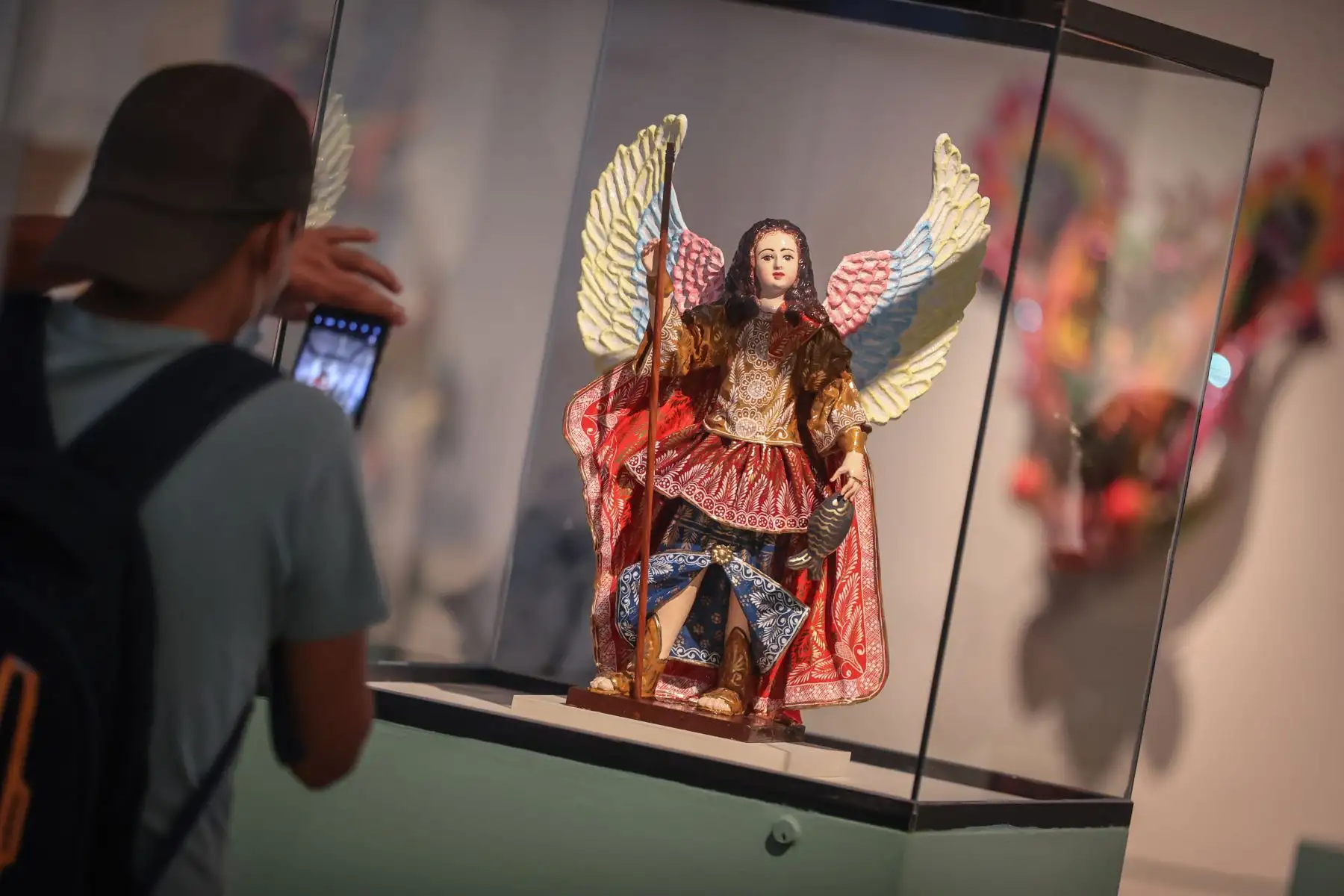 Hoy el mundo celebra el Día Internacional de los Museos, una oportunidad imperdible para recorrer y disfrutar estos espacios culturales, que en el Perú guardan tesoros increíbles. El Museo Nacional de la Cultura Peruana es una parada infaltable dentro del circuito de los museos administrados por el Ministerio de Cultura, que posee la más importante colección pública de las artes populares y tradicionales que expresa las diversas regiones del país.
Foto: ANDINA / Andrés Valle
