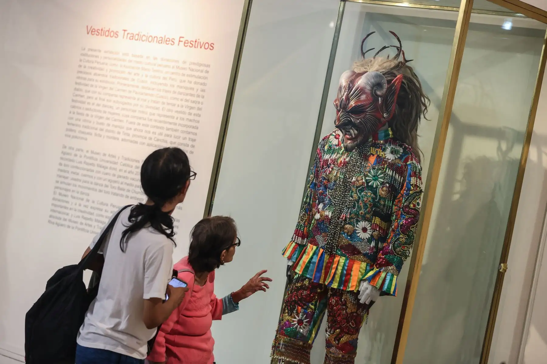 Hoy el mundo celebra el Día Internacional de los Museos, una oportunidad imperdible para recorrer y disfrutar estos espacios culturales, que en el Perú guardan tesoros increíbles. El Museo Nacional de la Cultura Peruana es una parada infaltable dentro del circuito de los museos administrados por el Ministerio de Cultura, que posee la más importante colección pública de las artes populares y tradicionales que expresa las diversas regiones del país.
Foto: ANDINA / Andrés Valle
